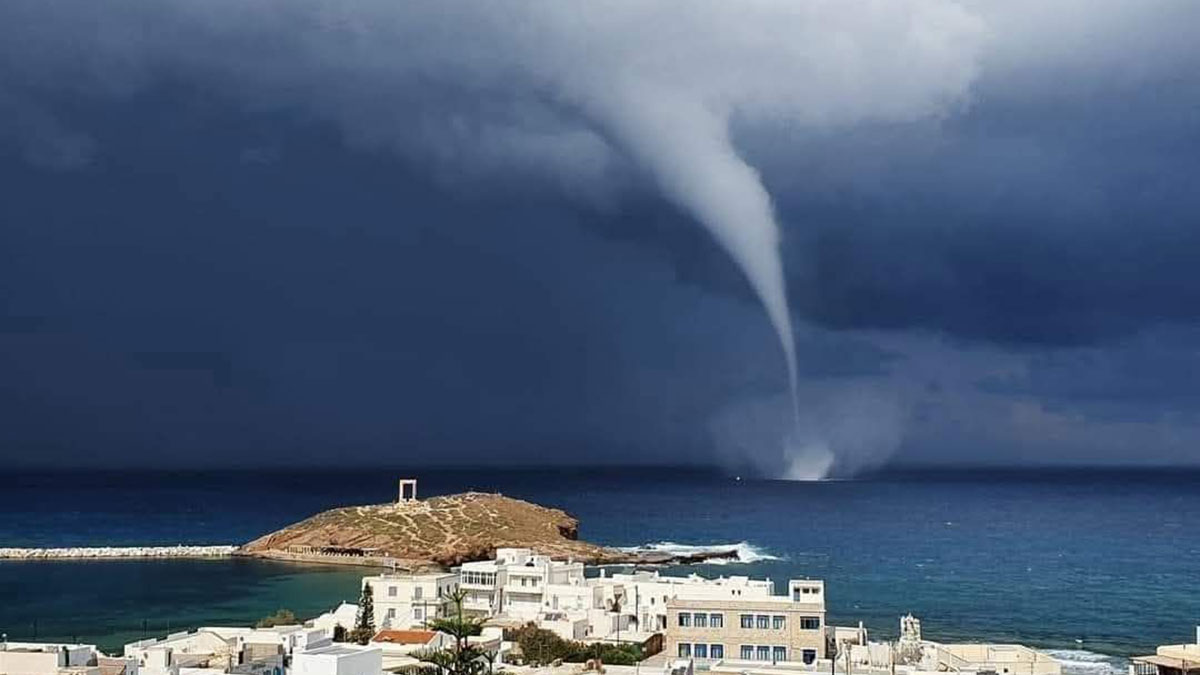 Νάξος: Εντυπωσιακός υδροστρόβιλος «ταξίδεψε» πάνω από τη θάλασσα image